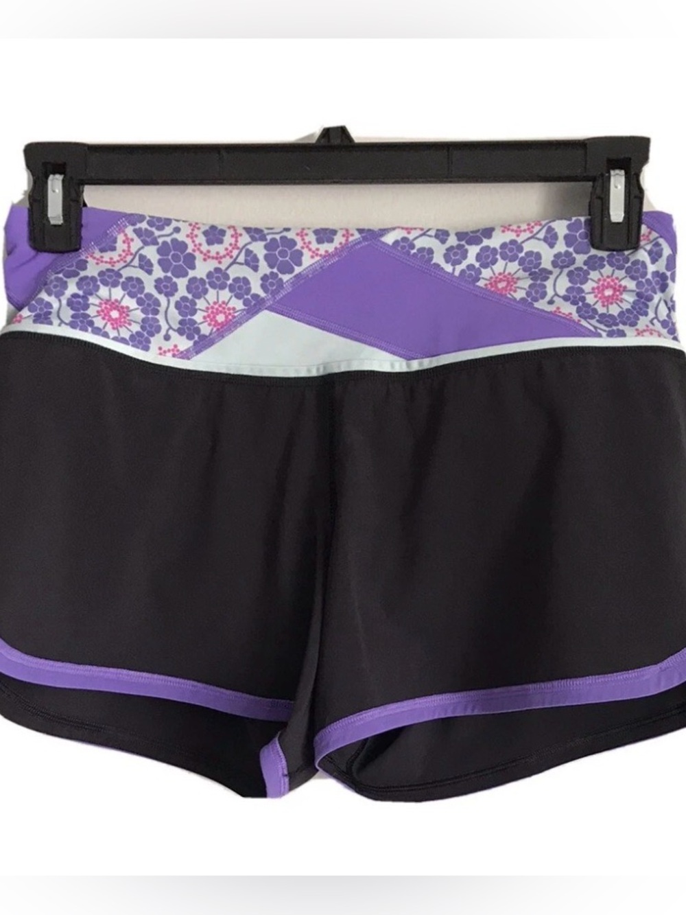 LULULEMON ATHLETIC BLACK MULTI - COLOR ZIP POCKET PULL ON SHORTS SIZE 10